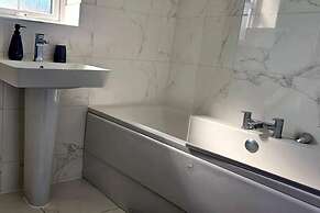 House - Sleeps 7 - Parking - Station Close