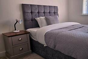 House - Sleeps 7 - Parking - Station Close