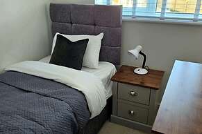 House - Sleeps 7 - Parking - Station Close