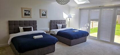 House - Sleeps 7 - Parking - Station Close