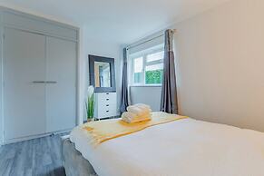 Sleek and Cozy 1BR Resorts World Nearby