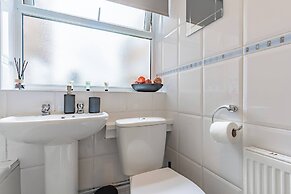 Sleek and Cozy 1BR Resorts World Nearby