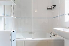 Sleek and Cozy 1BR Resorts World Nearby