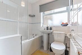 Sleek and Cozy 1BR Resorts World Nearby