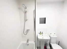 Charming 3 Bed Home in Stepps, Glasgow - Garden & Patio