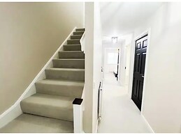 Charming 3 Bed Home in Stepps, Glasgow - Garden & Patio