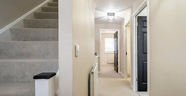 Charming 3 Bed Home in Stepps, Glasgow - Garden & Patio