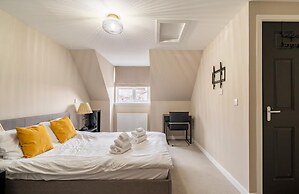 Charming 3 Bed Home in Stepps, Glasgow - Garden & Patio