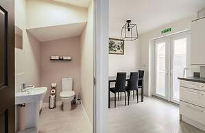 Charming 3 Bed Home in Stepps, Glasgow - Garden & Patio