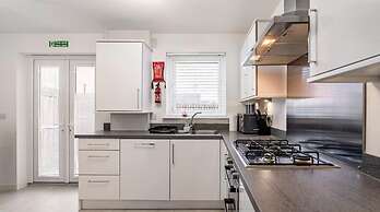 Charming 3 Bed Home in Stepps, Glasgow - Garden & Patio