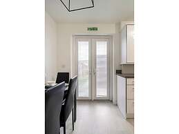 Charming 3 Bed Home in Stepps, Glasgow - Garden & Patio