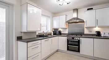 Charming 3 Bed Home in Stepps, Glasgow - Garden & Patio