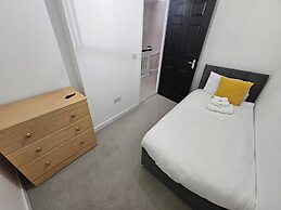 Charming 3 Bed Home in Stepps, Glasgow - Garden & Patio