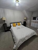 Charming 3 Bed Home in Stepps, Glasgow - Garden & Patio