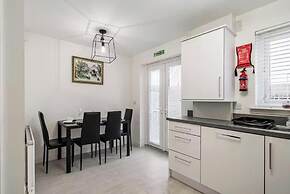 Charming 3 Bed Home in Stepps, Glasgow - Garden & Patio