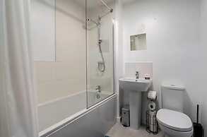 Charming 3 Bed Home in Stepps, Glasgow - Garden & Patio