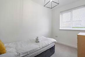 Charming 3 Bed Home in Stepps, Glasgow - Garden & Patio