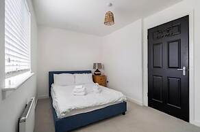 Charming 3 Bed Home in Stepps, Glasgow - Garden & Patio