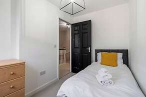 Charming 3 Bed Home in Stepps, Glasgow - Garden & Patio