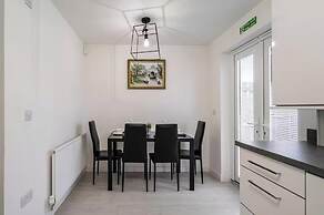 Charming 3 Bed Home in Stepps, Glasgow - Garden & Patio