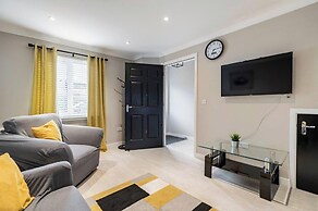 Charming 3 Bed Home in Stepps, Glasgow - Garden & Patio