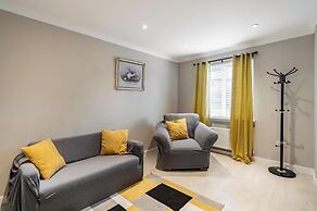 Charming 3 Bed Home in Stepps, Glasgow - Garden & Patio