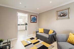 Charming 3 Bed Home in Stepps, Glasgow - Garden & Patio