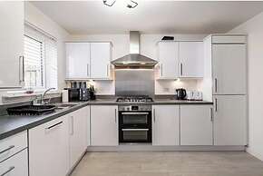 Charming 3 Bed Home in Stepps, Glasgow - Garden & Patio