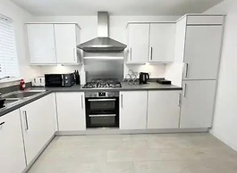 Charming 3 Bed Home in Stepps, Glasgow - Garden & Patio