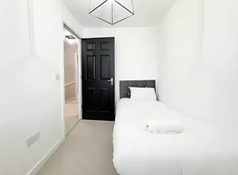 Charming 3 Bed Home in Stepps, Glasgow - Garden & Patio