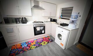 Chic Apartment in Manchester Sleeps 5