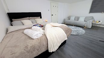 Chic Apartment in Manchester Sleeps 5