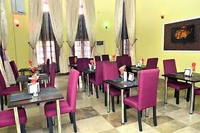 Royal Vantage Hotel and Suites