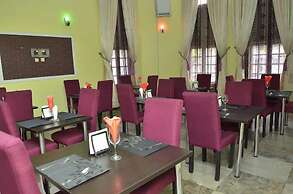 Royal Vantage Hotel and Suites