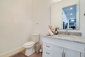 Near Lake Travis & Marina: Modern Austin Getaway!