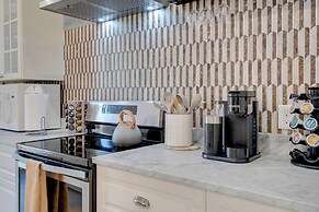 Near Lake Travis & Marina: Modern Austin Getaway!