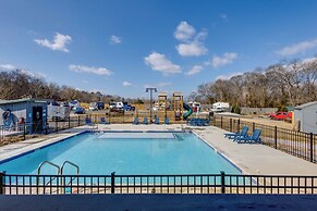 Patio, Fire Pit & Grill: Central Sevierville Cabin