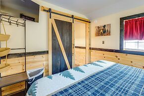 7 Mi to Dollywood: Cozy Cabin w/ Patio & Grill!