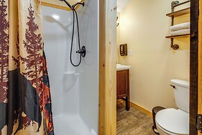 7 Mi to Dollywood: Cozy Cabin w/ Patio & Grill!