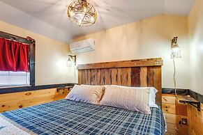 7 Mi to Dollywood: Cozy Cabin w/ Patio & Grill!