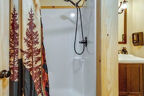 7 Mi to Dollywood: Cozy Cabin w/ Patio & Grill!