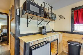 7 Mi to Dollywood: Cozy Cabin w/ Patio & Grill!