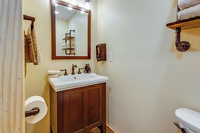 7 Mi to Dollywood: Cozy Cabin w/ Patio & Grill!