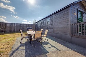 7 Mi to Dollywood: Cozy Cabin w/ Patio & Grill!