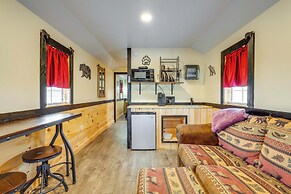 7 Mi to Dollywood: Cozy Cabin w/ Patio & Grill!