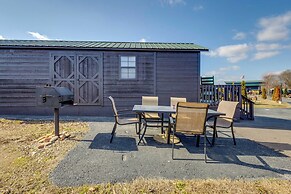 7 Mi to Dollywood: Cozy Cabin w/ Patio & Grill!