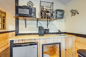 7 Mi to Dollywood: Cozy Cabin w/ Patio & Grill!