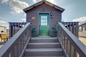 7 Mi to Dollywood: Cozy Cabin w/ Patio & Grill!