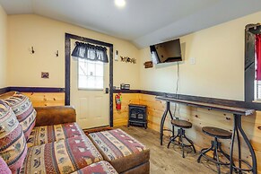 7 Mi to Dollywood: Cozy Cabin w/ Patio & Grill!