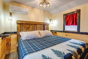 7 Mi to Dollywood: Cozy Cabin w/ Patio & Grill!